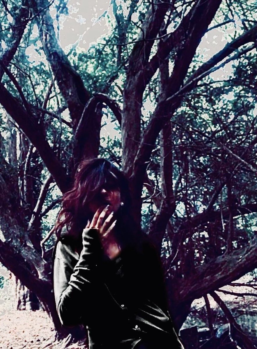 xiaouiris's tweet image. I See My Moon Waning In The Snow
&amp;amp; I Watch Her Burn For Hours
She Is Not Screaming Because She Knows,
The Forest Now Fears Her Powers

- Moon Fell In The Forest 🎤🎹🎵 Coming Soon… XI 

我看到我的月亮在雪地里残雪

森林现在害怕她的力量