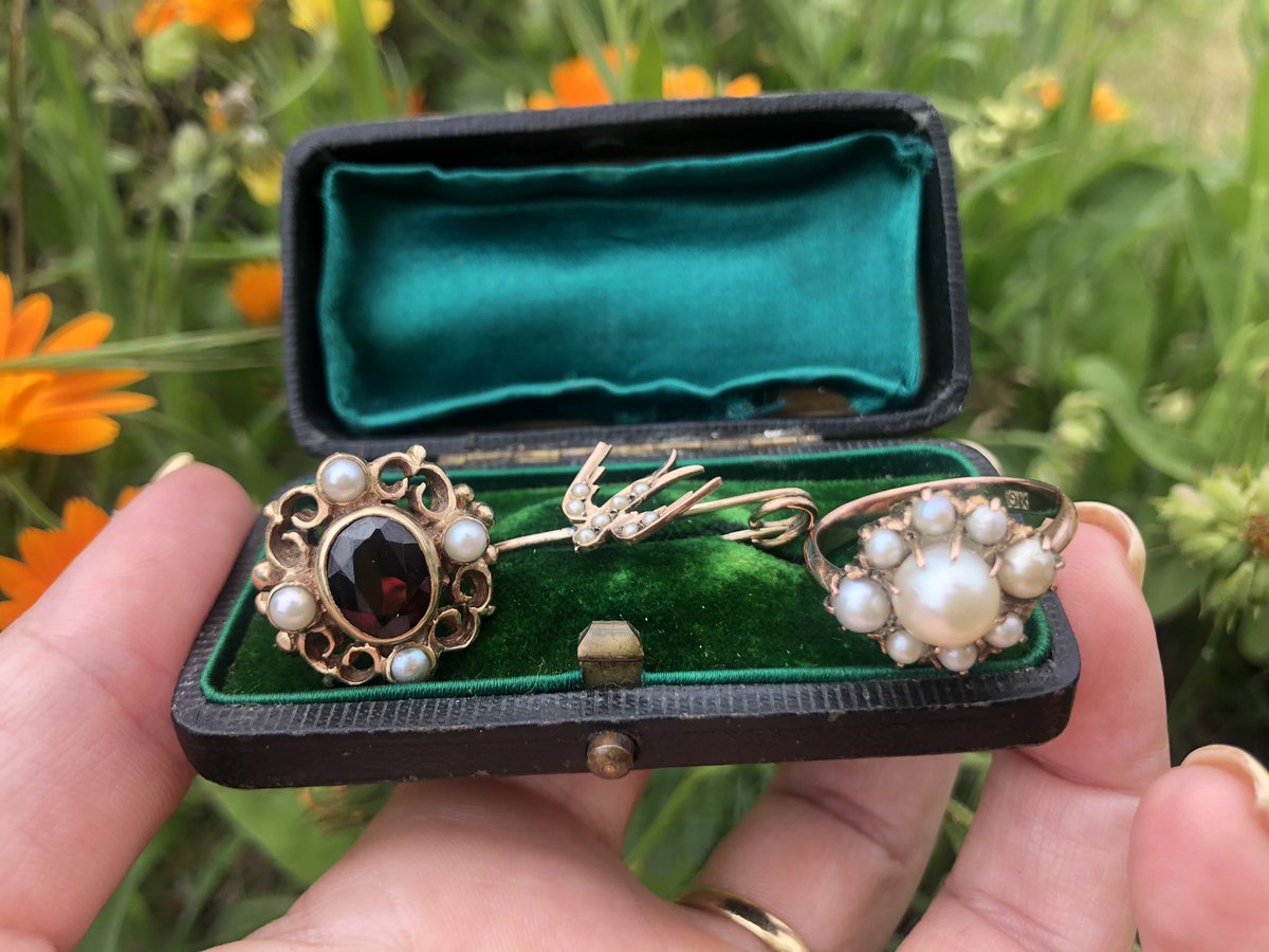 These 3 lovely pieces have just been added to my Etsy shop, go check them out. 

Osbornejewellery.Etsy.com

#vintagejewellery #vintagefashion #garnetring #pearl #swallowbrooch #antiquejewellery #etsy #etsyseller