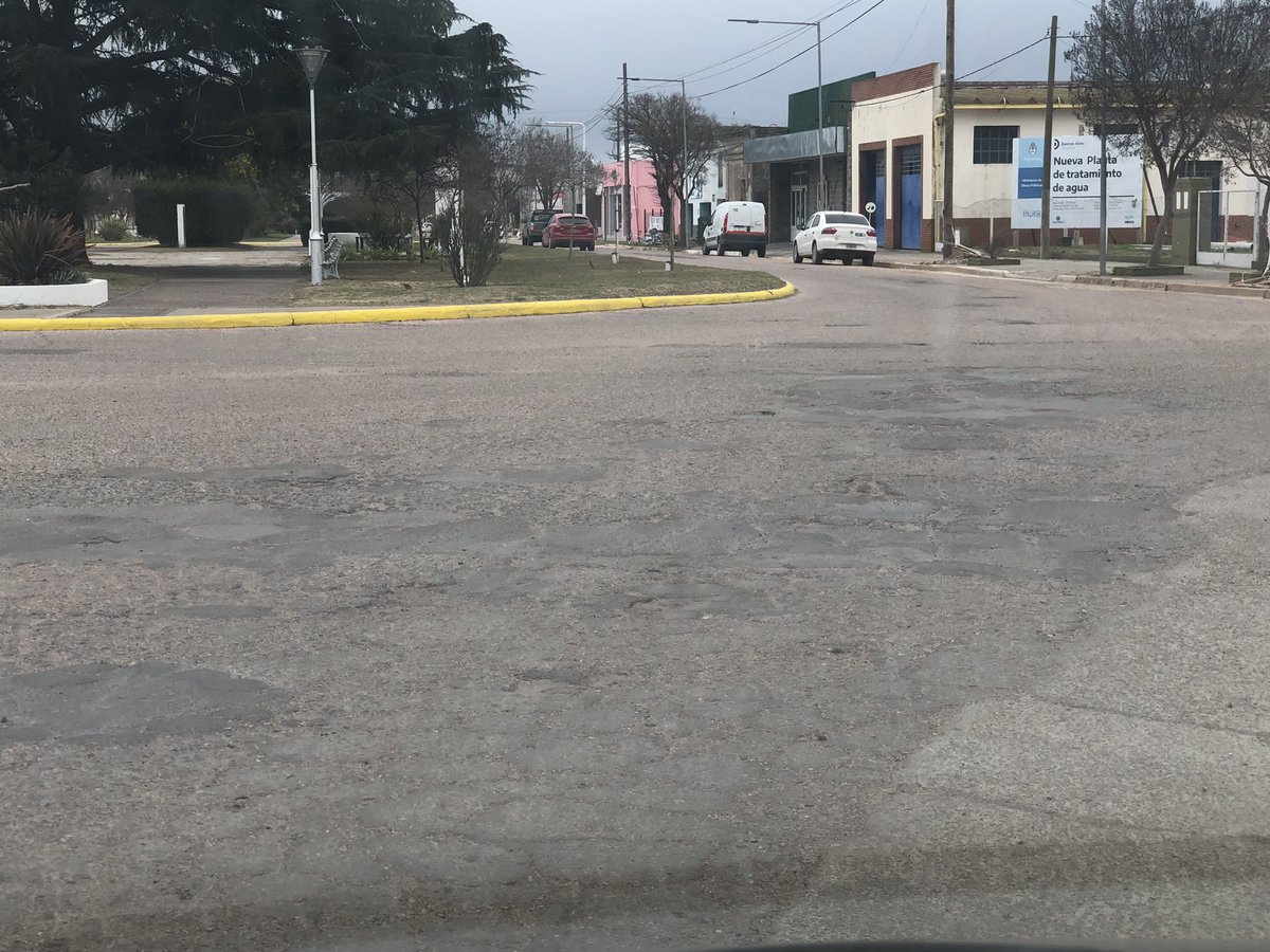 Siendo la ciudad, partido de cabecera, #Guamini después de 137 años tiene en su ingreso un asfaltado, paupérrimo, antiguo y que da vergüenza.
Esperemos que <a href="/GuaminiMuni/">Guaminí Municipio</a> se comprometa a darle un asfalto digno al pueblo cabecera. Que el <a href="/MInfraPBA/">Ministerio de Infraestructura y Servicios Públicos</a> lo licite y <a href="/BAProvincia/">Gobierno PBA</a> gestione.