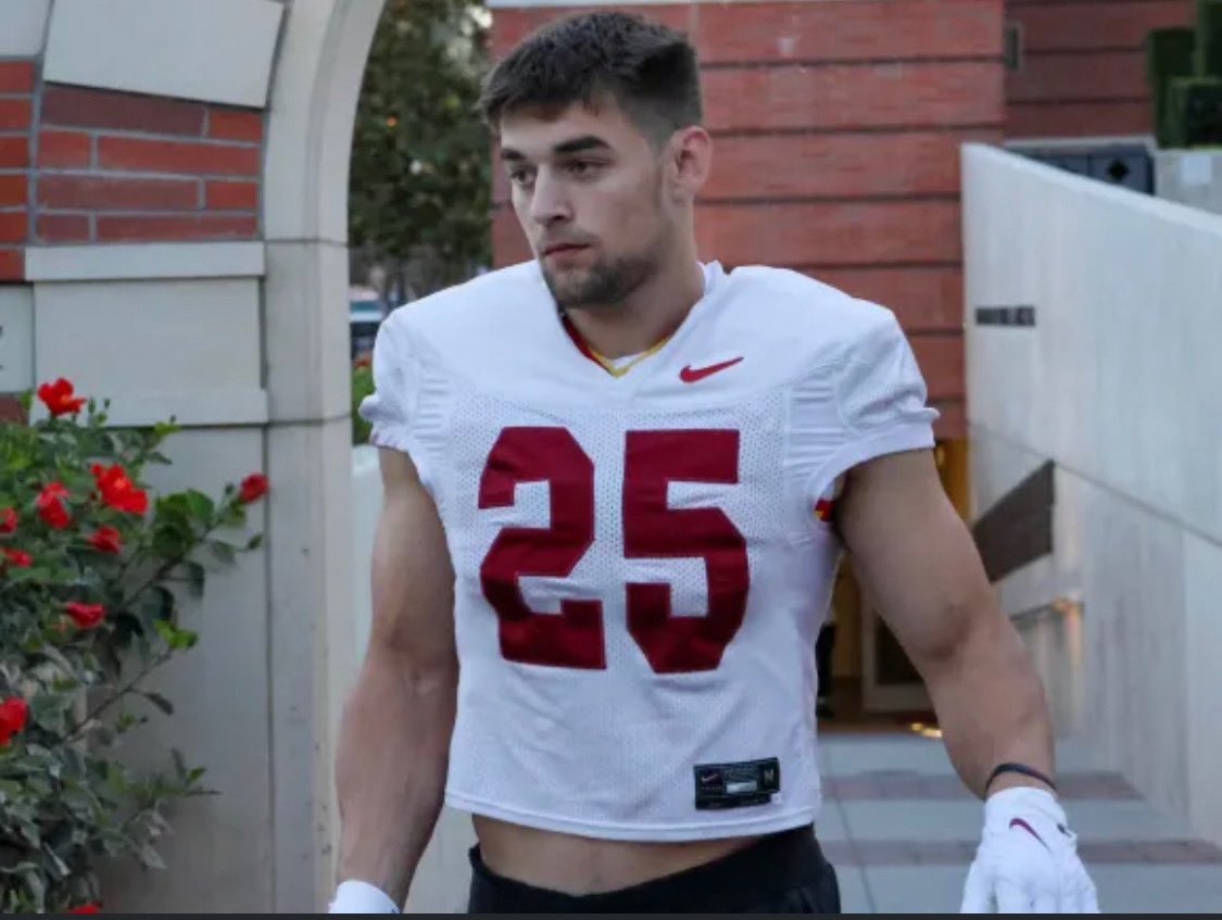 Preseason Freshman All American 
LB Tackett Curtis. Proud of you buddy
Time to let him EAT! #FightOn✌️ #CaptainAmerica