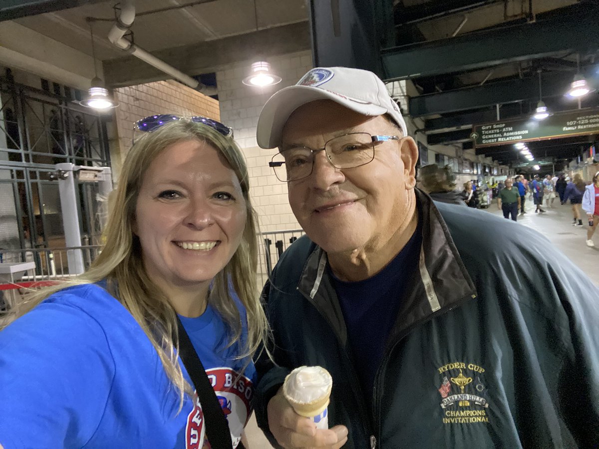 Tdot_299's tweet photo. Just met Scotty Bowman #nobigdeal #goat #detroitredwings #scottybowman #legend https://t.co/LN5Lquo8Nt