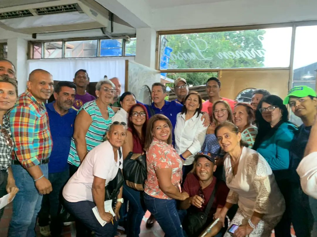 futuropalavecin's tweet photo. Hoy parte de nuestro comité ejecutivo junto a los coordinadores de centro, sostuvieron una importante reunión con la presencia del presidente del movimiento futuro @HenriFalconLara , el cual fue evaluado diversos temas electorales, los cuales son competentes para nuestros https://t.co/MbIOLUNQM3