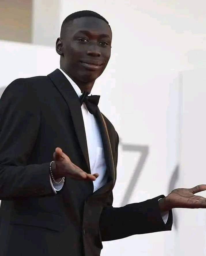 FotosDeFatos's tweet image. Alguns anos atrás, Khabane Lame  era um operário de fábrica na Itália ganhando um salário mínimo.

Hoje é multimilionário que acaba de se tornar a pessoa mais seguida no TikTok.

E ele fez tudo sem nunca dizer uma única palavra!