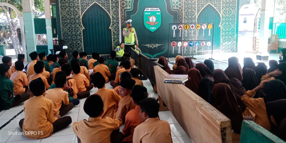 RTMCPoldaNTB's tweet photo. Subdit Kamsel Ditlantas Polda NTB melaksanakan kegiatan Bimbingan dan Penyuluhan (Binluh) tentang aturan berlalu lintas di Pondok Pesantren Assulamy Desa Langko Kecamatan Lingsar Kabupaten Lombok Barat pada pagi Jumat, 18 Agustus 2023.

#ditlantaspoldantb https://t.co/BPhzJlhQdQ