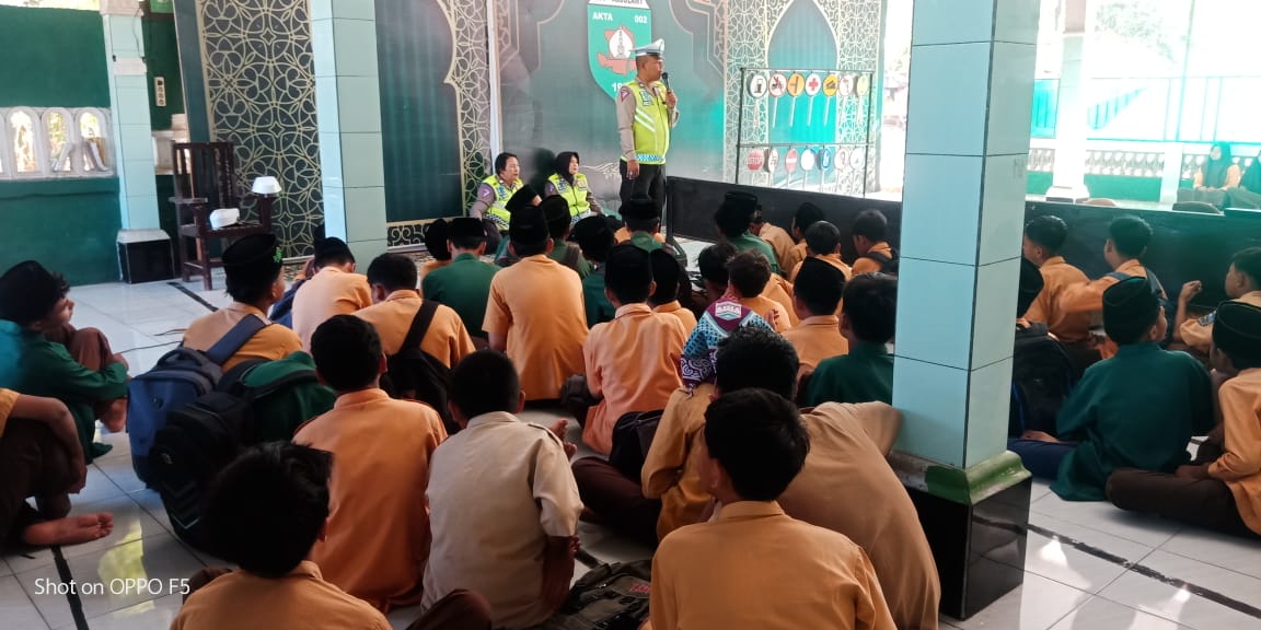 Subdit Kamsel Ditlantas Polda NTB melaksanakan kegiatan Bimbingan dan Penyuluhan (Binluh) tentang aturan berlalu lintas di Pondok Pesantren Assulamy Desa Langko Kecamatan Lingsar Kabupaten Lombok Barat pada pagi Jumat, 18 Agustus 2023.

#ditlantaspoldantb