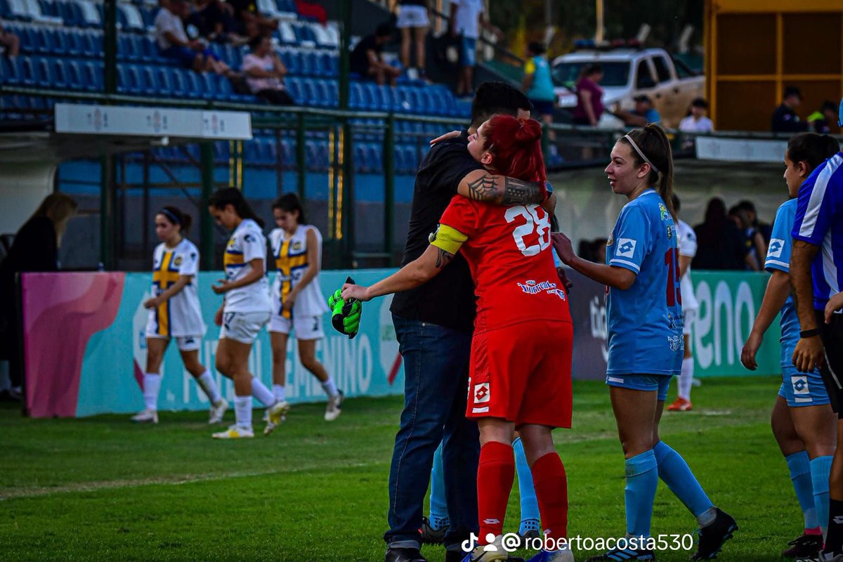 robertito210186's tweet photo. Lo mejor de esta profesión es dejar huellas 👣 que perduran toda una vida dentro y fuera de la cancha en las victorias y las derrotas..!!!! https://t.co/jgiNto34zD