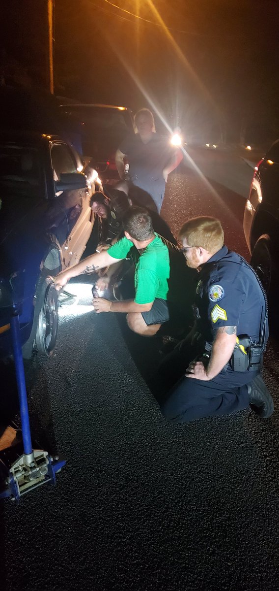 randyvice's tweet photo. Another reason Rainbow City is such a great place to live.  Sergeant Pentecost, Officer Katbi, and Officer Hunter giving assistance to a young couple from Ashville.  Thank you all for your service!! https://t.co/s74bpSphrx