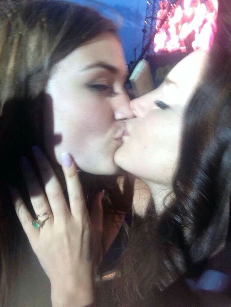 aliciaalavigne's tweet photo. lana kissing a fan https://t.co/sKEMRjekKl