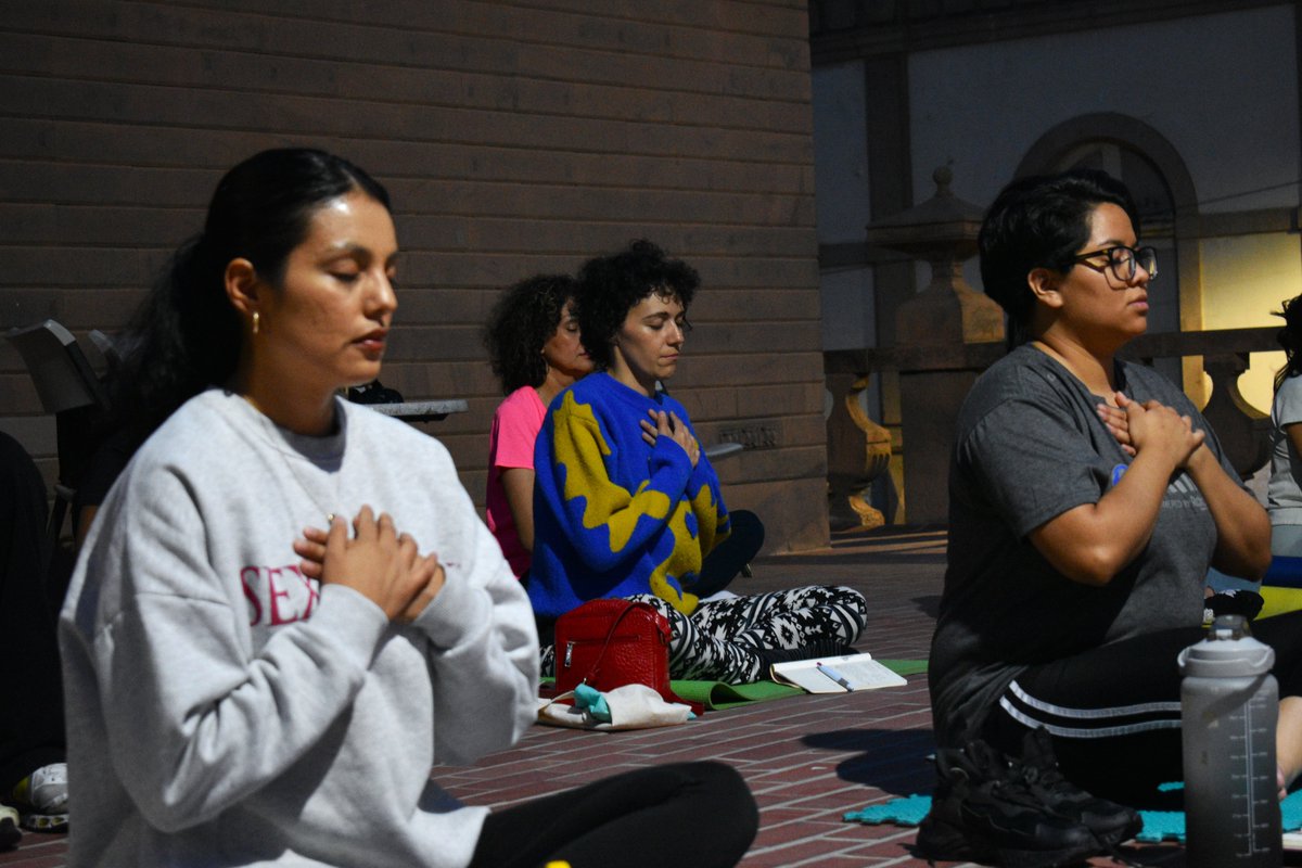 museomacslp's tweet photo. Meditación en el MAC ✨🕉️ a cargo de Diana Nájera en la terraza donde se ubica su mural.
Qué gusto nos da recibirlos en nuestras diversas y variadas actividades y eventos.
#MACSanLuis #CatorceAñosMAC #MuseoMAC #MACVibes https://t.co/fwny7Xm9KM