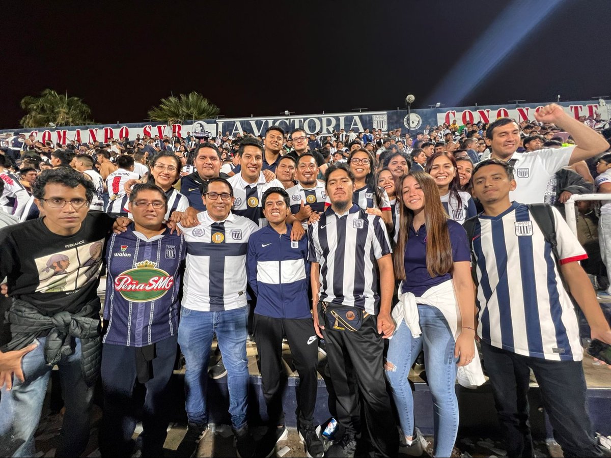 Partido difícil, por el planteamiento del rival, por la ausencia de cambios y otra vez por las malditas lesiones.
Se ganó más que tres puntos, se ganó tranquilidad.
Ya le pusimos fin a esa fea racha que ya no era saludable.
Como siempre, la banda de san marcos grone presente.