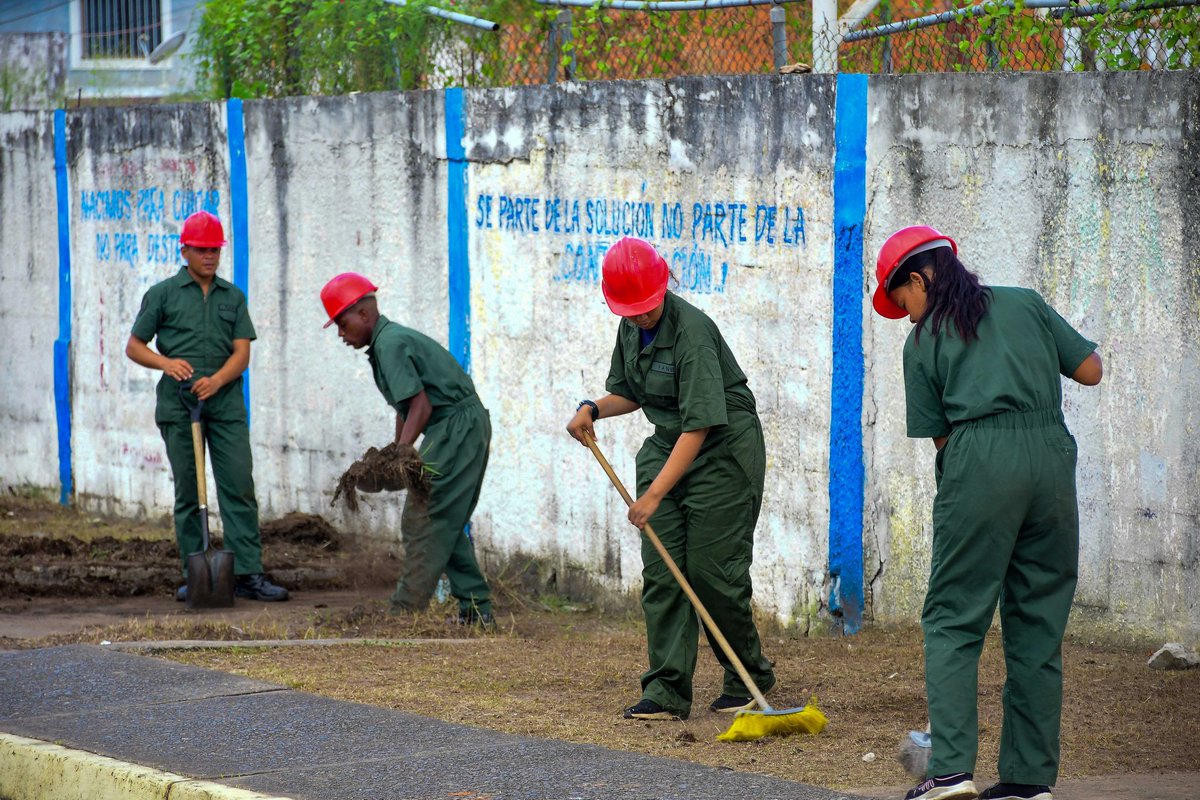 ¡Bricomiles activas en Bolívar! Sigue el despliegue en Oriente

Hoy, desde la U.E.E. Silvana de Irady, en la pqa. Simón Bolívar, dotamos de materiales de construcción a doce parroquias para rehabilitar su infraestructura escolar. 

#VenezuelaEcológica
<a href="/NicolasMaduro/">Nicolás Maduro</a>