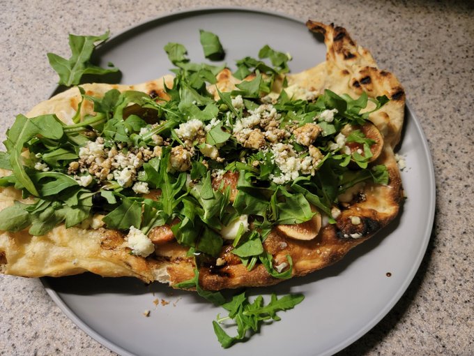 Fig &amp; gorgonzola pizza with arugula https://t.co/6vk1f1lFS5