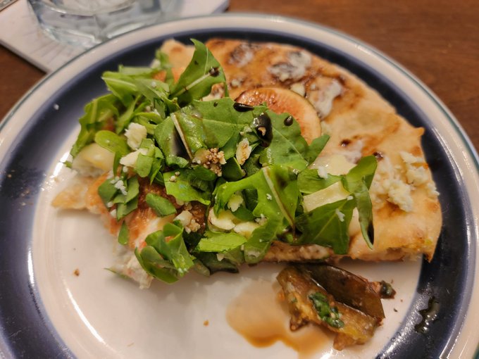 Fig &amp; gorgonzola pizza with arugula https://t.co/6vk1f1lFS5