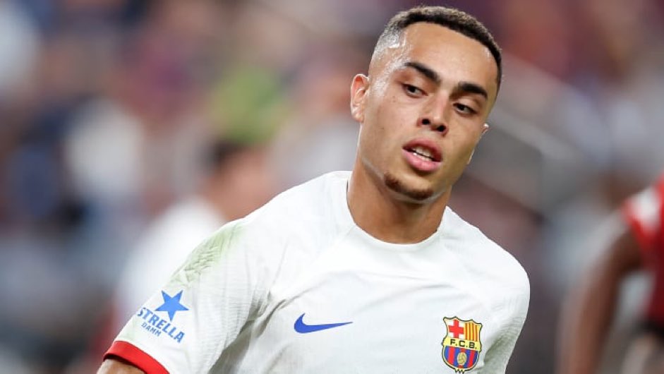 CalcioActu's tweet photo. 🇺🇸 Sergino Dest, en difficulté au Barça et après un prêt mitigé à l'AC Milan, attire l'attention de deux clubs : le PSV Eindhoven envisage un prêt, tandis que l'OGC Nice montre aussi de l'intérêt. Retour aux Pays-Bas ou direction la France pour l'Américain? 🇳🇱🇫🇷 #dest #barca 🔄🔍 https://t.co/EPgR4Vi6Nf
