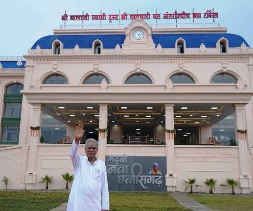 SatnamiSamaj's tweet photo. स्व. मिनीमाता बस स्टैंड को पंडरी से हटाकर भाटागांव में शिफ्ट तो कर दिया गया। परंतु नए बस स्टैंड का नामकरण न तो मिनीमाता जी के नाम पर किया गया और न ही प्रतिमा स्थापित की गई।
@Gururudrakumar @BJPSCMorcha @brijmohan_ag @PrashantA_CG @BJP4CGState @RajeshMunat @SatnamiSamaj https://t.co/ED8HQxEsgi