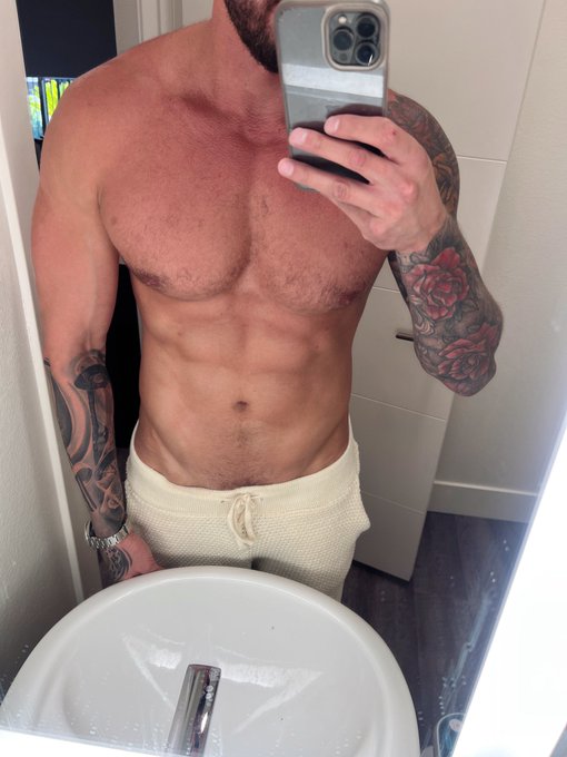 Really trying to grow that Zaaaadddy chest hair!!! https://t.co/SeNsIyrwm5<a href="/tag/staypretty"class="tags"><span>#staypretty</span></a>