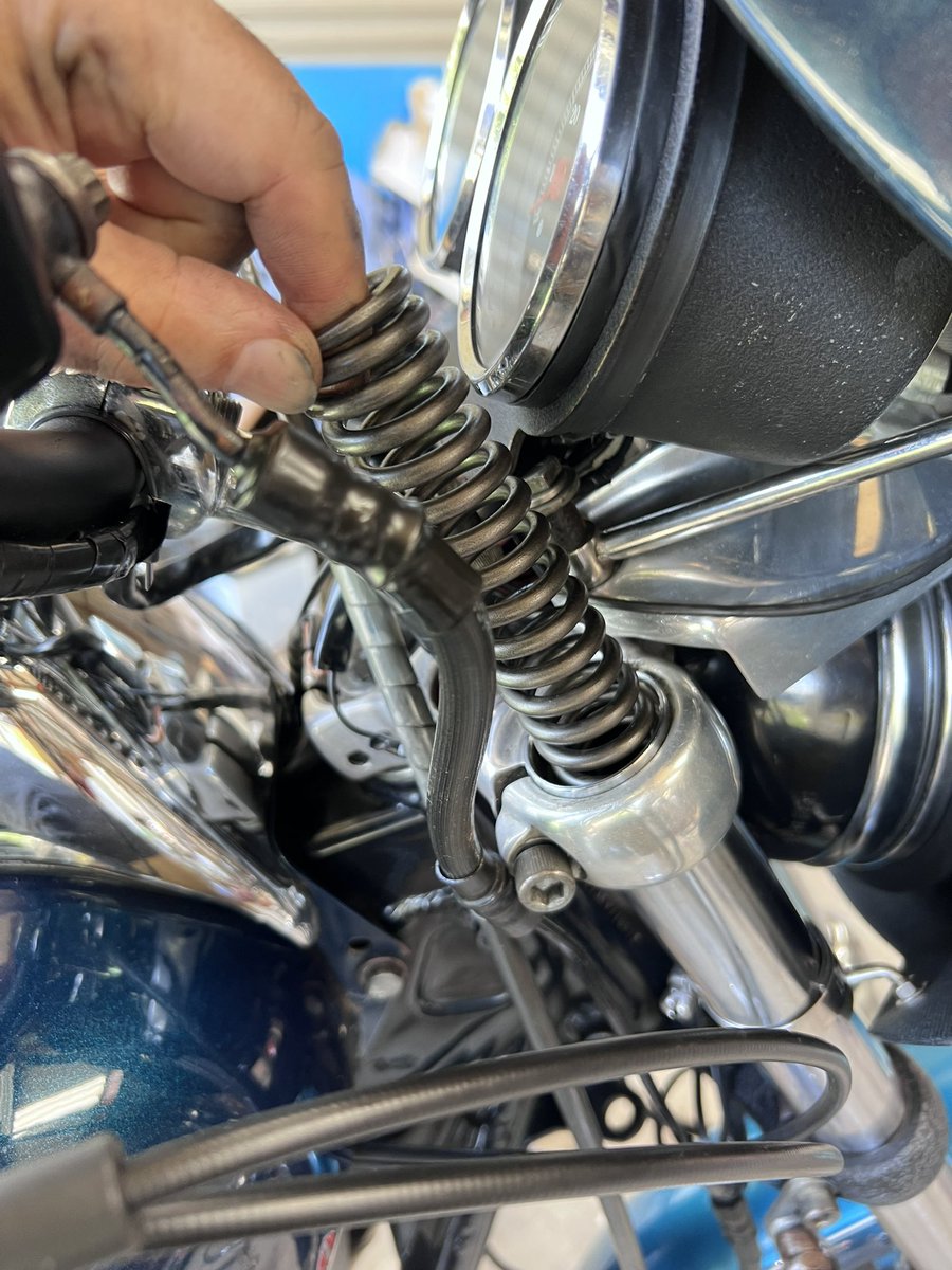 XR1000_hd1's tweet photo. 昨日は無事フォークオイル＆シール交換終わりました。

今日も暑いらしいね🥵
36℃になるらしい😅

そんな訳で、今日はXRのフォークオイル＆シール交換予定！
午前中に終わらせたいな‼️

#fxr
#fxrfriday https://t.co/pn1zSC1DS2