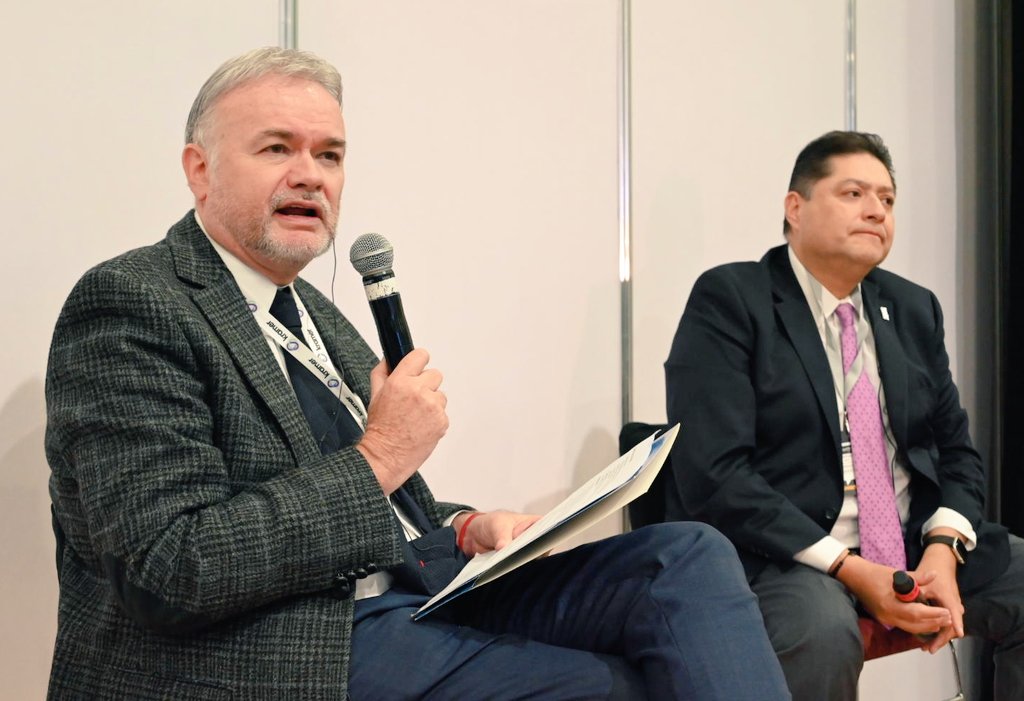 NexosTuristicos's tweet photo. HOTELES MISIÓN PRESENTE EN INTEGRA TEC MÉXICO

Destacada participación de Roberto Zapata Llabrés, Director General y Presidente del Consejo de Administración de @Hoteles_Mision durante #IntegraTEC Expo Mundial de Tecnología, quien participó en el Panel "La importancia de la tecnología aplicada a la industria hotelera".

#RobertoZapata se enfocó en el tema de las tendencias tecnológicas en #HotelesMision, al destacar la integración de las agencias de viajes en temas de publicidad digital, así como bases de datos y algoritmos precisos que permiten captar las tendencias y preferencias de viaje de los clientes. "Hoy en día la orientacion promocional en temas publicitarios y de relaciones públicas a públicos específicos, es la nueva tendencia", compartió.

Acompañado de @gboliog Director Corporativo de RH de @GpoBrisas, quien también participó en el panel, resaltaron en conjunto la problemática respecto al tema de la regulación de plataformas digitales como @airbnb_mx @Airbnb, además de compartir que las autoridades correspondientes tienen que revisar la condición regulatoria de este tipo de plataformas.

"Piso parejo a las aplicaciones de hospedaje, con seguros de responsabilidad y que se tenga en cuenta los riesgos que implican reservar en este tipo de plataformas, que hasta el momento no cuenta con un padrón específico", detalló Zapata Llabrés.

Cabe recalcar que IntegraTEC es una feria y congreso enfocado en la integración de la tecnología. Las soluciones presentadas en la expo incluyen: sistemas audiovisuales, tecnología residencial y de edificios (hoteles), videoconferencias, señalización digital, comunicaciones unificadas, redes de datos, producción de contenido en radio, televisión, video y nuevos medios.

IntegraTEC México se celebra en la CDMX en el @WTC_Mexico del 16 al 18 agosto, presentando las novedades de empresas de México e internacionales relacionadas con los sectores de ferias industriales y en el que Hoteles Misión participa.