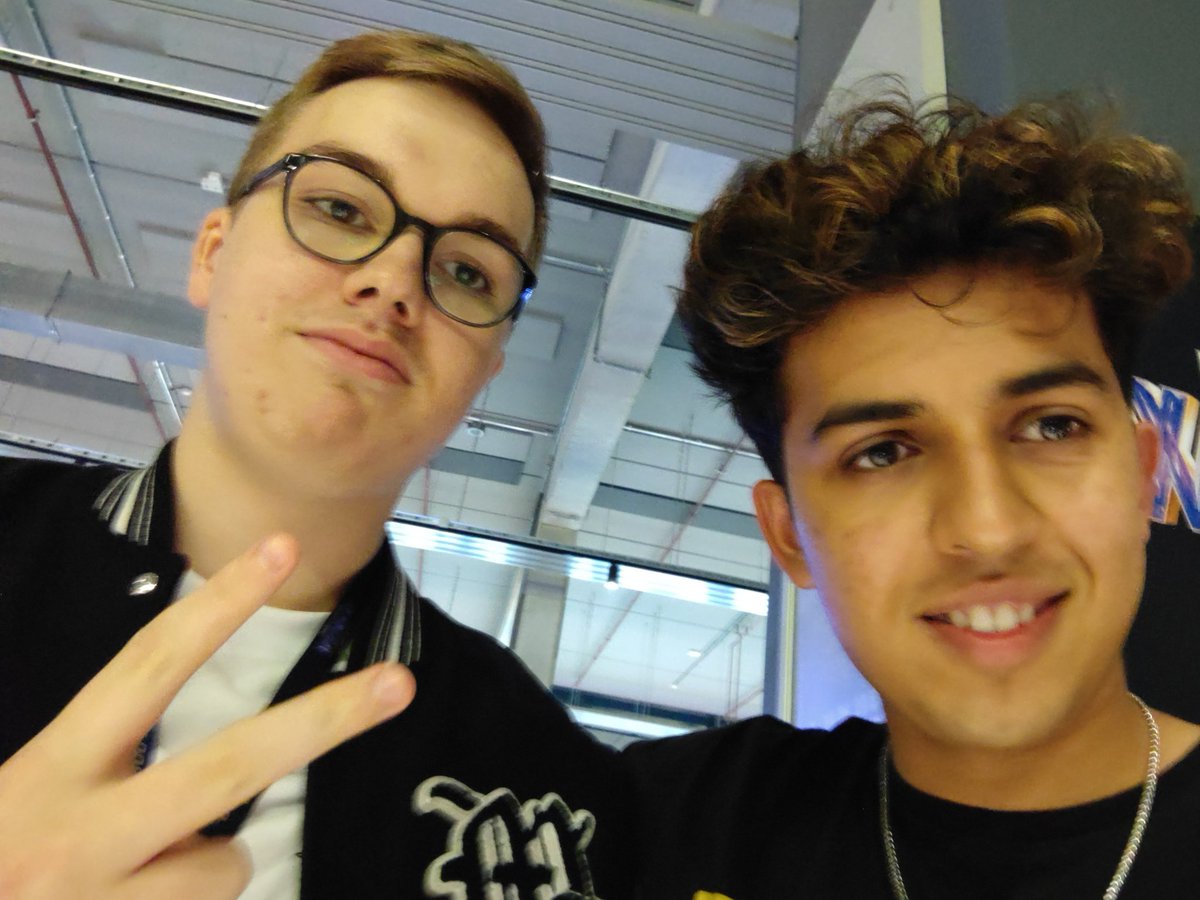 g00pta's tweet photo. Photo dump from LAN. Shoutout everyone for being willing to take pictures and most for being happy to talk for a bit too https://t.co/ROFqQvByH7