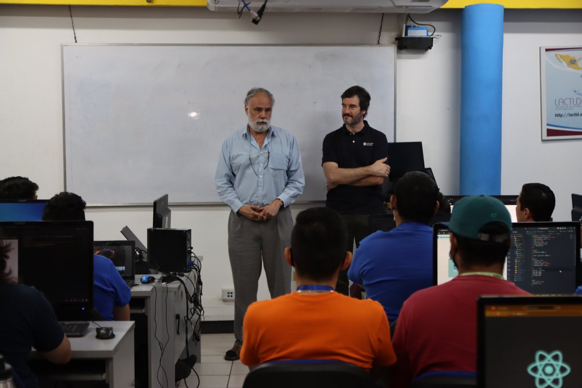 CONEXION_SV's tweet photo. Los ticongleros del Bootcamp #Blockchainverse recibieron este día la visita de @oflaherty_chris, Vicepresidente Regional de @internetsociety, quien ofreció una charla a los estudiantes abordando diversos aspectos sobre Internet, su evolución y su relación con el blockchain. https://t.co/Xb1HoF3RKC