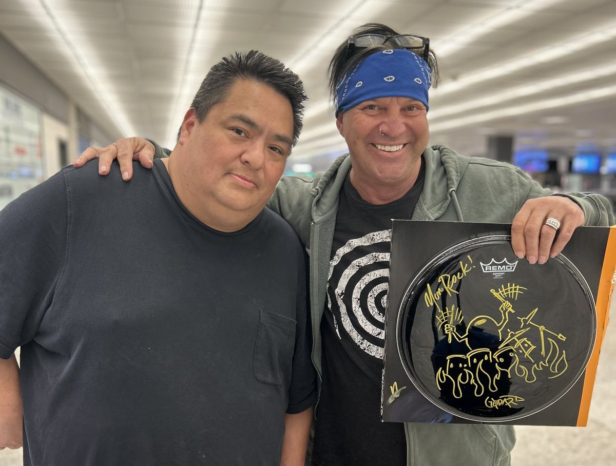 DCCelebrity's tweet image. Thanks for being a “Rock Star” #MichaelGodard @Dulles_Airport #TheAirportHustle #autographwars