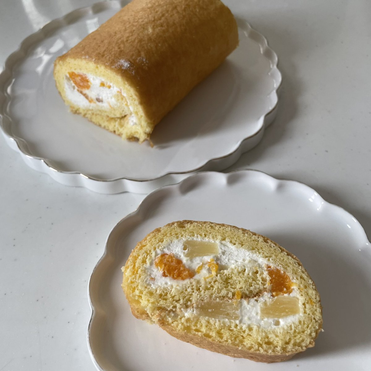 na___sweet's tweet photo. 母が昔よく作ってくれたフルーツロールケーキを作ってみました！
中のクリームが優しい甘さに作ることが出来たので大満足です！！

#フルーツロールケーキ 
#お菓子作り 
#お菓子作り好きな人と繋がりたい https://t.co/hP5TrWZsuX