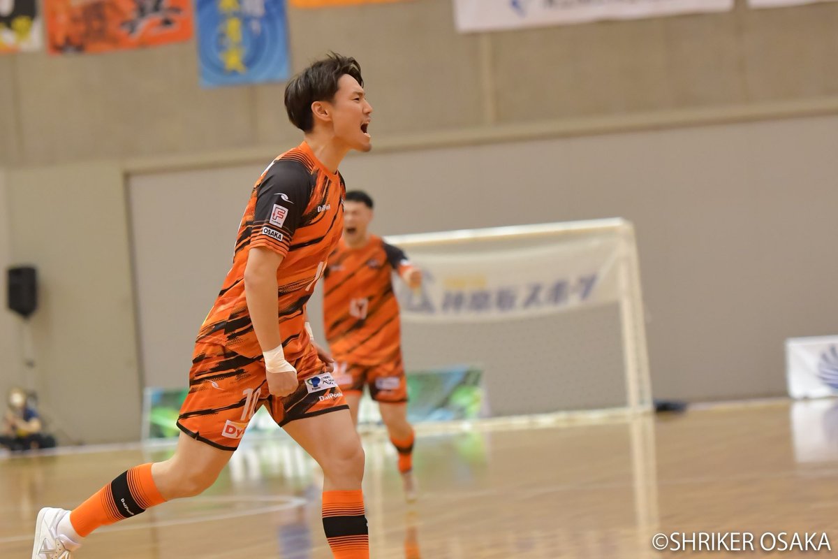 CrCraque's tweet photo. Fリーグ・シュライカー大阪10番、加藤翼選手の得点を奪うことに特化した"ストライカークリニック🥅"を行います⚽️

U-10は2名、U-12はまだ空きがあるので参加希望の方はDMください😌

8/20(日) 
U-10 17:30〜18:45
U-12 19:00〜20:30
@平群町総合スポーツセンター体育館
対象:U-10 小3〜4・U-12 小5〜6 https://t.co/tP8c9XNBTk