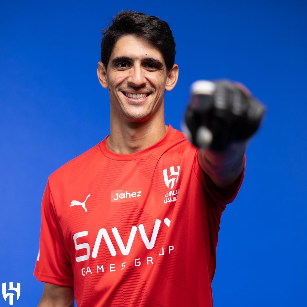 Alhilal_EN's tweet photo. 𝒢𝑜𝓁𝒹𝑒𝓃 𝒢𝓁𝑜𝓋𝑒 🧤⚽️

#AlHilal 💙
#BONO_HILALI https://t.co/929OJuNQ0s