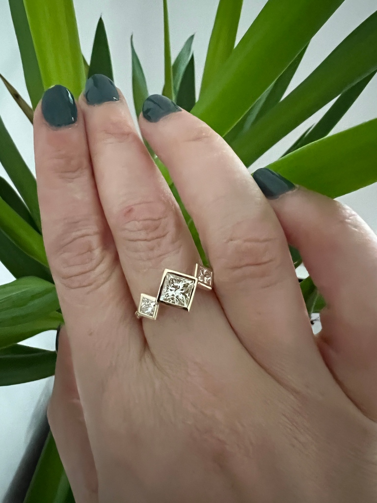 jrankinjeweller's tweet image. Feast your eyes on this stunning custom 2ct lab-created princess cut diamond ring in 14k yellow gold designed by the talented Sabrina Suttles Irden Designs for a client.

#jewelrydesign #customjewelry #labcreateddiamond #ringgoals #irdendesigns #diamondlovers #shopjewelry