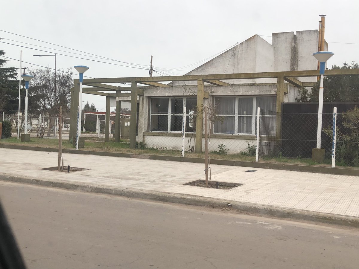 Buenas tardes  <a href="/empresaagua/">Aguas Bonaerenses S.A.</a> . En la localidad de #Guaminí el #servicio de #agua sigue siendo no apto para el consumo (exceso de sal, sabor químico, y exceso de sarro). 
#Obras que nunca terminan, sin caudal, y/o sin presión. 
Y así también está el edifico, #pesimo mantenimiento