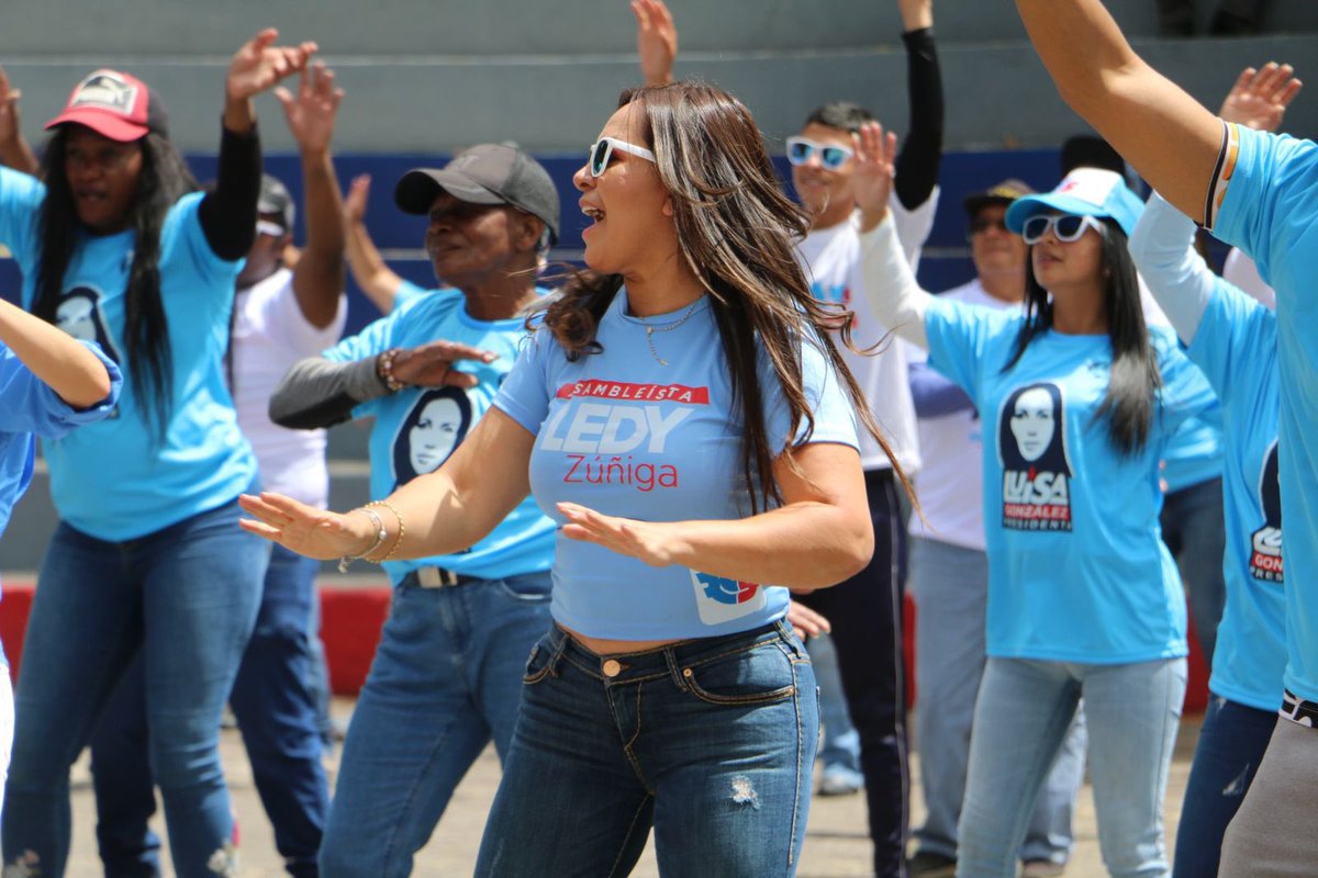 LedyZunigaRC's tweet image. Desde el📍#ParqueInglés en #ModoLu y en #FlashMove cantamos al ritmo de la #MuyMuy @LuisaPresidenta 

Con cada movimiento y vuelta marcamos los pasos y el camino hacia #ElResurgirDeLaPatria🇪🇨🩵♥️, este 20 de agosto.

#LuisaPresidenta 
#LEDImosSeguridad
@MashiRafael