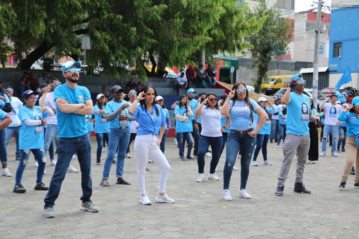 LedyZunigaRC's tweet image. Desde el📍#ParqueInglés en #ModoLu y en #FlashMove cantamos al ritmo de la #MuyMuy @LuisaPresidenta 

Con cada movimiento y vuelta marcamos los pasos y el camino hacia #ElResurgirDeLaPatria🇪🇨🩵♥️, este 20 de agosto.

#LuisaPresidenta 
#LEDImosSeguridad
@MashiRafael