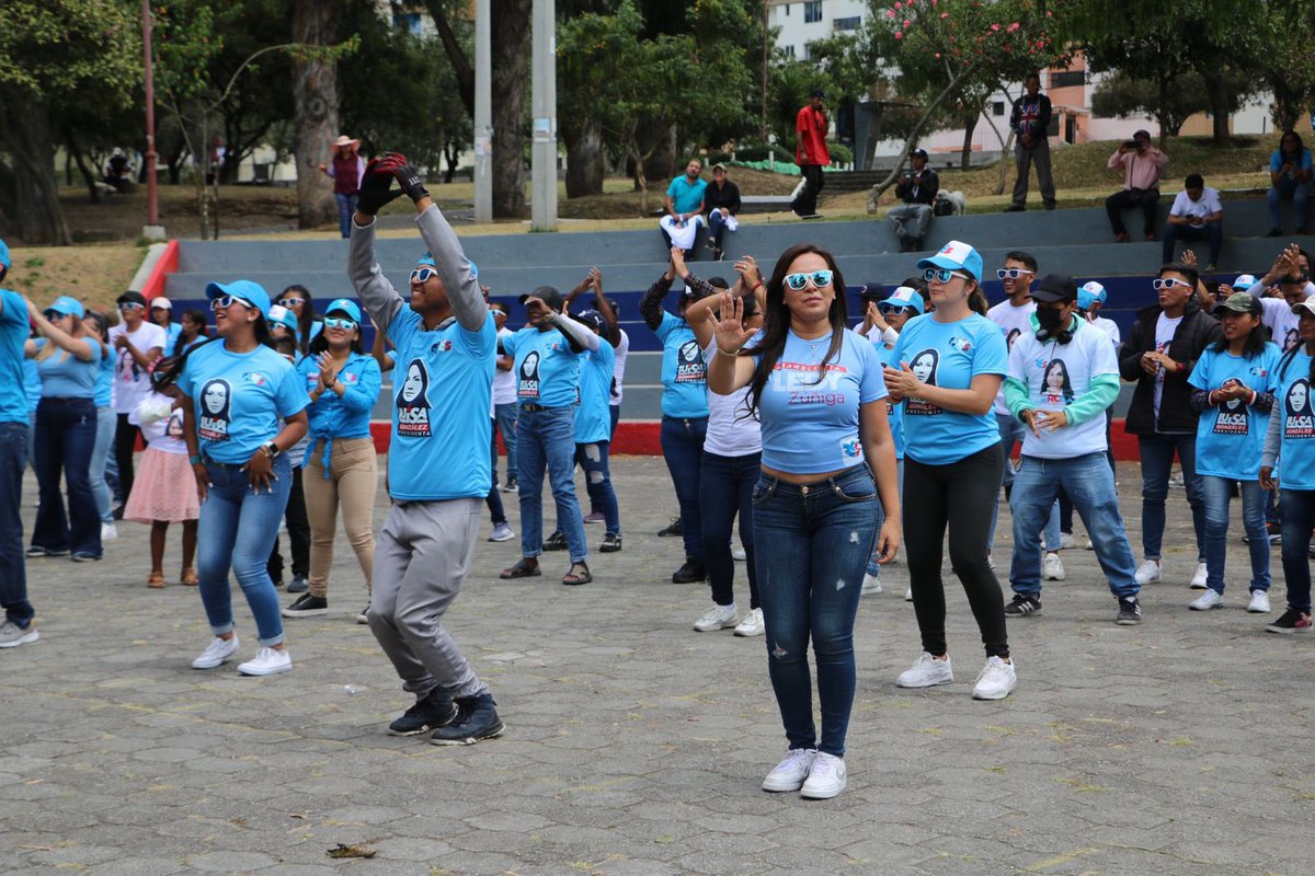 LedyZunigaRC's tweet image. Desde el📍#ParqueInglés en #ModoLu y en #FlashMove cantamos al ritmo de la #MuyMuy @LuisaPresidenta 

Con cada movimiento y vuelta marcamos los pasos y el camino hacia #ElResurgirDeLaPatria🇪🇨🩵♥️, este 20 de agosto.

#LuisaPresidenta 
#LEDImosSeguridad
@MashiRafael
