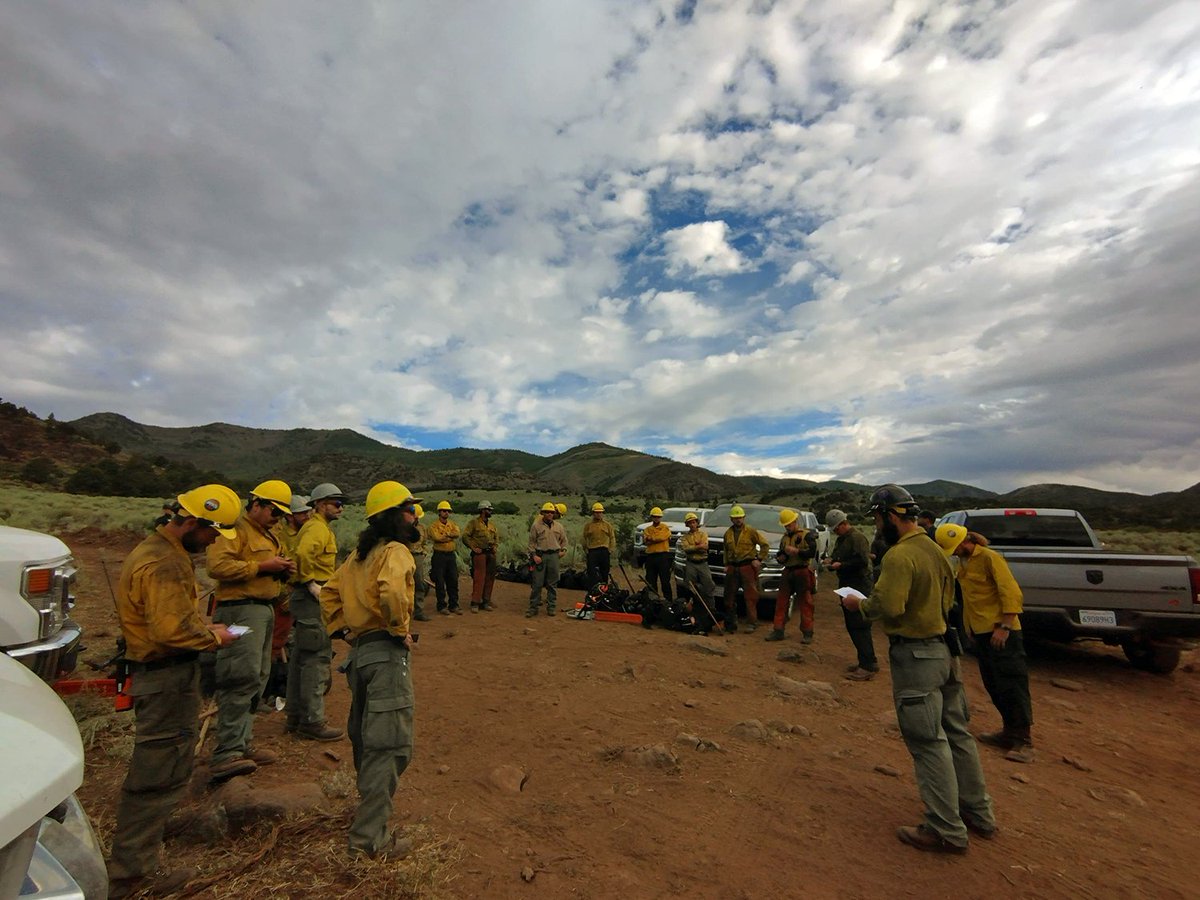 NIFC_Fire's tweet photo. On the #ThompsonRidgeFire, @FishlakeNF the Southern Nevada crew attends a briefing to get situational awareness before hiking to the fireline. And, a sawyer scans the landscape as he hikes to the fireline. #FireYear2023 Photos by J Swope and T. Moll, InciWeb https://t.co/YsqTDjAdis