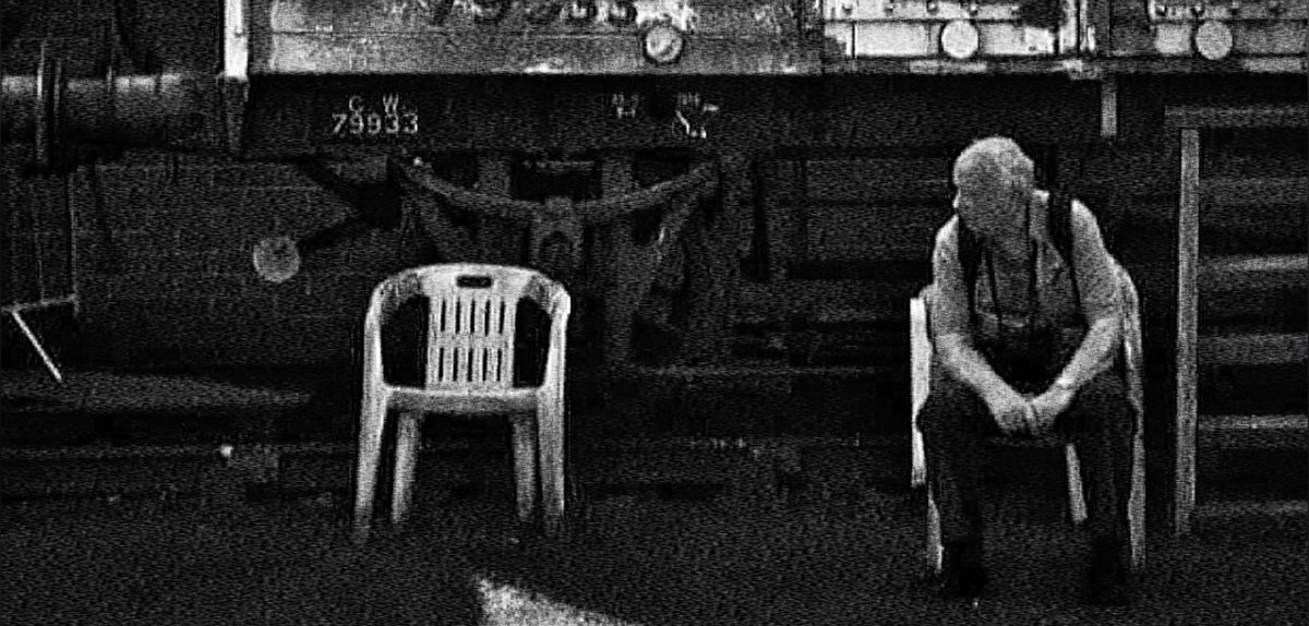 إن ضاقت الأرض كان الحب ياسعنا
معقوله أيامنا صارت من الماضي ؟
'
كل ما جلست بـ مكانٍ كان يجمعنا
يملاني الشوق من كرسيّه الفاضي !