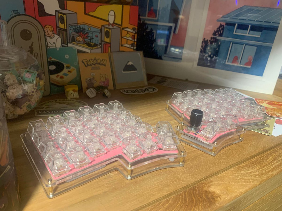 Andrenalion's tweet photo. Iris - Clear (for @m00cowvoo) 

Plate- Clear Acrylic
Switches- Tescee Candy
Keycaps- idk some random ass clear keycaps

Pretty bougie lookin build for its price. https://t.co/ZE83zL7XHT