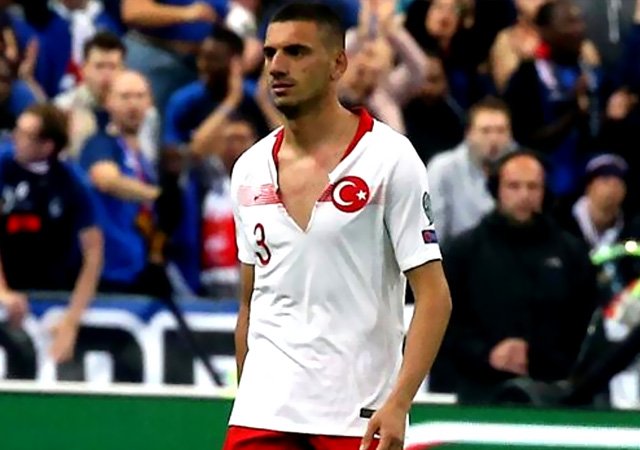 قبل ٤ سنوات قرر الاتحاد التركي لكرة القدم وضع قميص دميرال الذي تمزق في مباراة فرنسا في متحف المنتخب الوطني في ريفا .
خلد الاتحاد التركي لكرة القدم الأداء المثير للإعجاب لمريه دميرال بقميص المنتخب الوطني ، حيث قررت وضع قميصه الممزق في المتحف في ريفا لأنه تمزق في المباراة التي