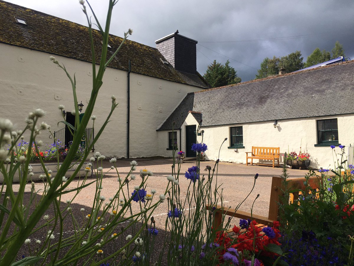 DesEclectiques's tweet photo. En #Ecosse, les distilleries de whisky se succédent le long de la Spey river. Cragganmore vous offrira une visite intime, une installation à l'ancienne et une dégustation dans un salon très confortable. Wash still, spirit still... n'auront plus de secret pour vous #Scotland https://t.co/wa095FKAmQ