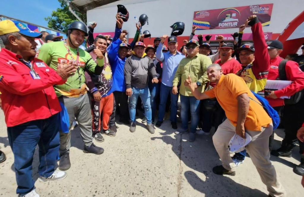 ELOYSULBARAN's tweet photo. Inaugurada la 14° Tienda del Transportista 🚃🚖 la cual abrió sus puertas en nuestro querido estado Zulia. 

La promesa de que haya al menos una tienda en cada estado del país, pronto será una realidad 👊🏽

Gracias al presidente @nicolasmaduro por su apoyo al sector transporte. https://t.co/NKwilYCivb