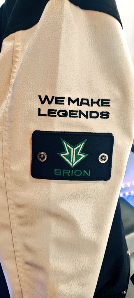 mfreak00's tweet photo. Tremenda chaquetita fachera facherita que me han regalado. A ver si llega ya el frio para usarla todos los dรญas ๐ฅ
I love you guys @Brionesports ๐
#ONETEAMBEBOLD #GOBRO https://t.co/M0hMXqpAqT