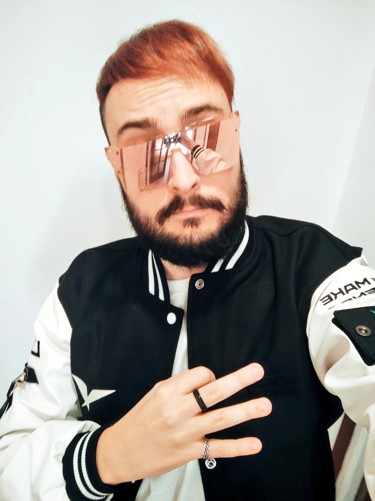 mfreak00's tweet photo. Tremenda chaquetita fachera facherita que me han regalado. A ver si llega ya el frio para usarla todos los dรญas ๐ฅ
I love you guys @Brionesports ๐
#ONETEAMBEBOLD #GOBRO https://t.co/M0hMXqpAqT