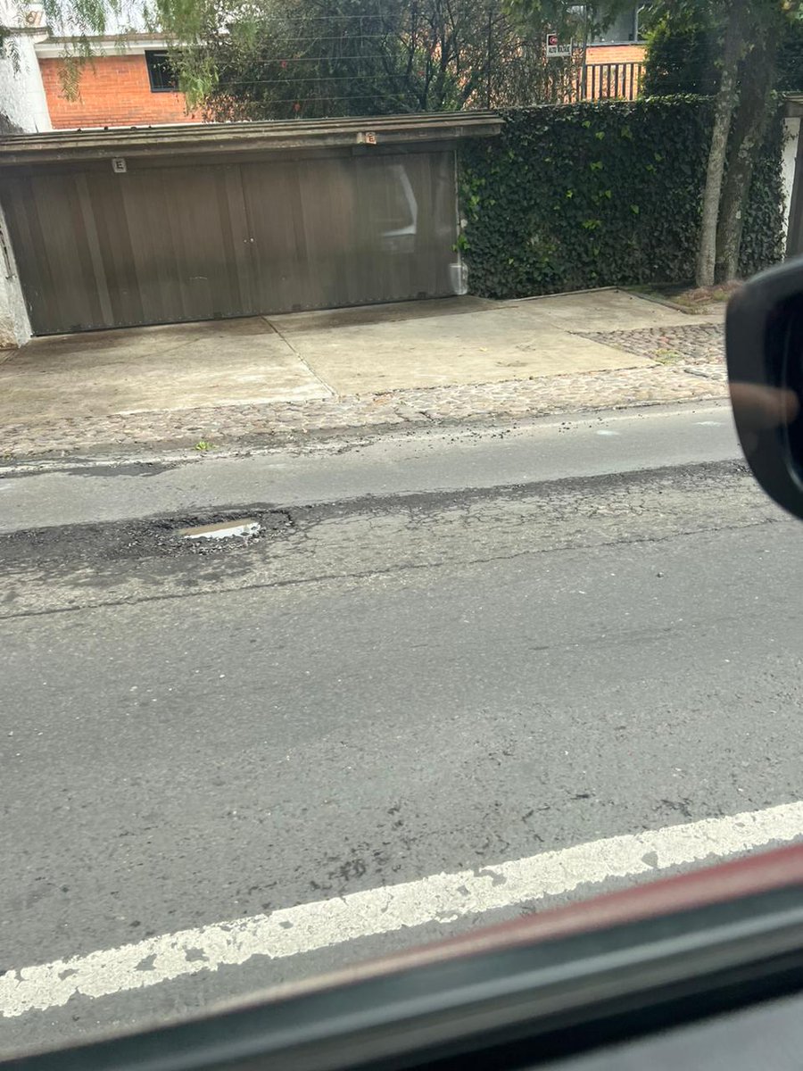 VinculoDt90187's tweet photo. En desierto de los leones hemos vivido las tropelías que @SacmexCDMX hace un día sí y otro también.
La avenida la han convertido en un camino de hoyos supuestamente arreglando fugas. Hace un par de días vinieron nuevamente a "arreglar" una y dejaron un cráter. https://t.co/poo2fhsUJX