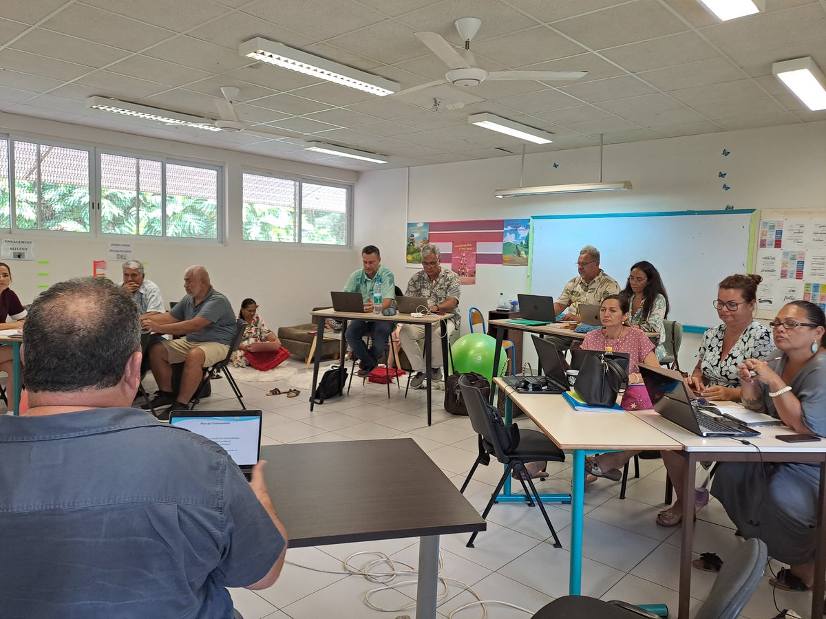 Fk84321294's tweet photo. L'argent à l'école : intervention de JL Laflaquière, IEN, auprès des directeurs de Faa'a. Principe de gratuité et statut juridique de l'école. Partage de compétences et de connaissances entre pairs pour des temps de formation de qualité. Mauruuru roa JL. https://t.co/iRhPWGUJx3
