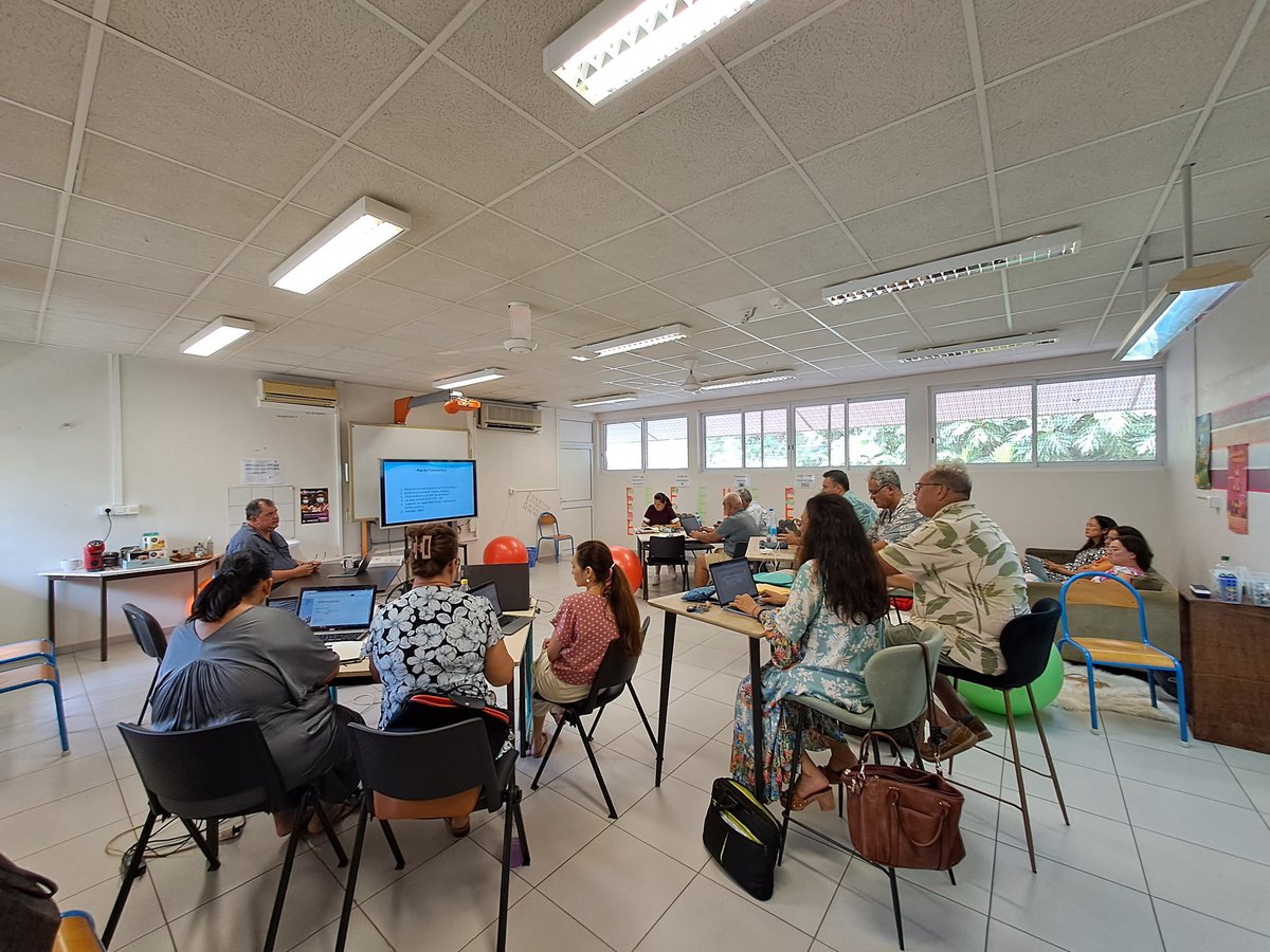 Fk84321294's tweet photo. L'argent à l'école : intervention de JL Laflaquière, IEN, auprès des directeurs de Faa'a. Principe de gratuité et statut juridique de l'école. Partage de compétences et de connaissances entre pairs pour des temps de formation de qualité. Mauruuru roa JL. https://t.co/iRhPWGUJx3