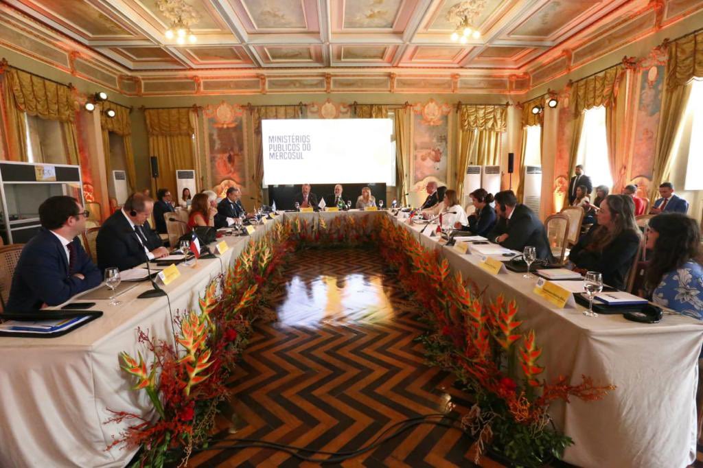 REMPM_Oficial's tweet photo. En la 34 Reunión Especializada de Ministerios Públicos del Mercosur, Fiscales y Procuradores Generales se reunieron en Salvador Bahia, a fin de reiterar el compromiso firme y permanente de hacer frente a los crímenes transnacionales y amenazas a estas y a la sociedad #34REMPM https://t.co/y3dvkIlCKv