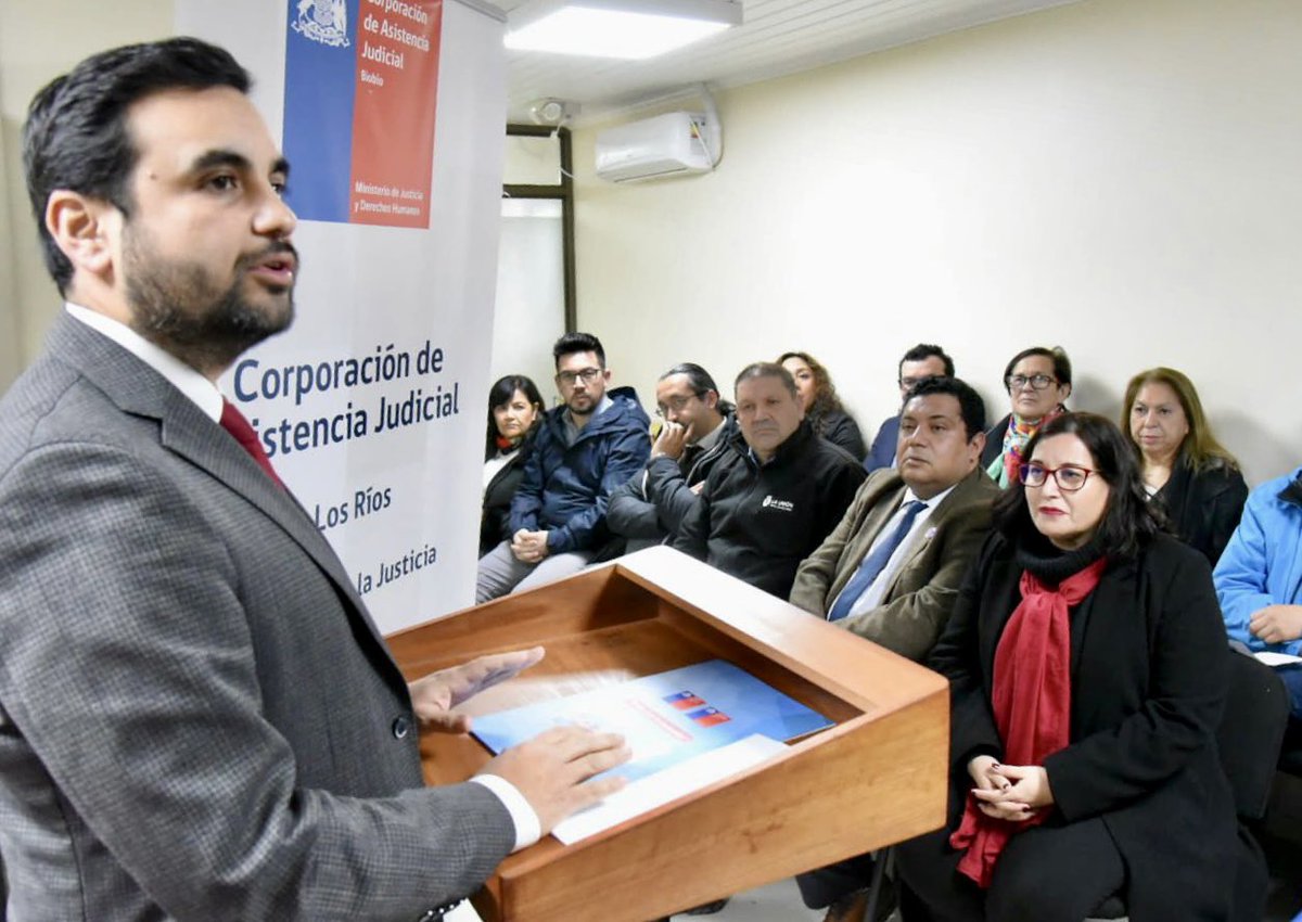 SubseJusticiaCl's tweet photo. #GobiernoenTerreno | Subsecretario @jgajardofalcon junto al Seremi de  @minjudhlosrios, @DPRLosRios @DPPRanco @munilaunion @cajbiobio y otras autoridades regionales, participan en inauguración de la nueva oficina de la Corporación de Asistencia Judicial de La Unión.
Avanzamos!🌱 https://t.co/8XEGq7Dzn2