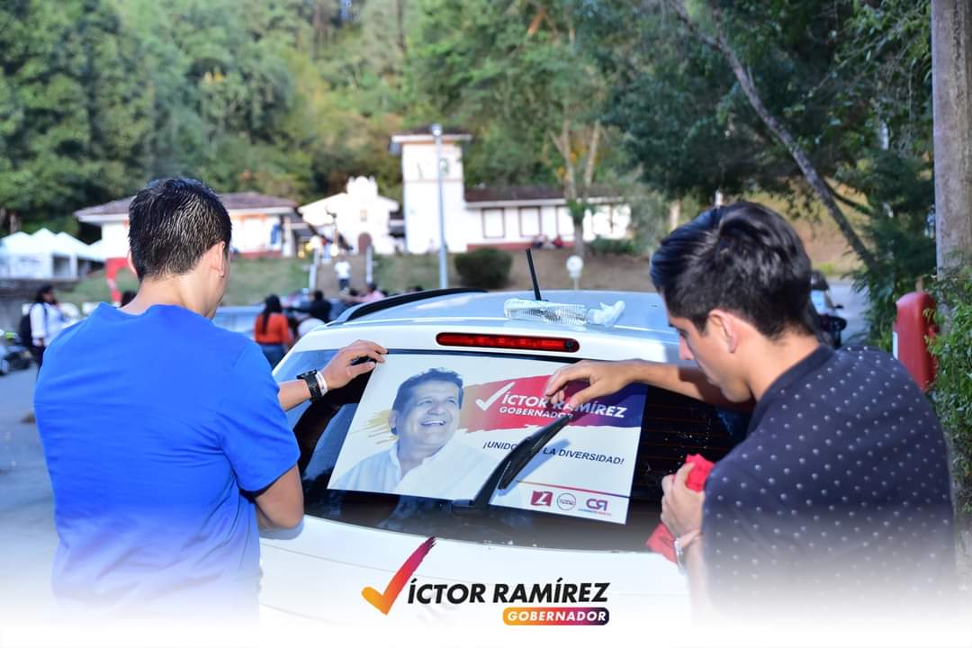 VictorLRamirez's tweet photo. ¡Campaña sobre ruedas 🚗✌🏼!
Gracias a quienes atendieron nuestra convocatoria y ahora llevan en sus vehículos nuestros colores por todos los rincones de la ciudad. Les comparto estas lindas postales de la pegatón en el pueblito patojo.
Soy #VictorRamirez #VictorGobernador #Cauca https://t.co/6wQss34auP