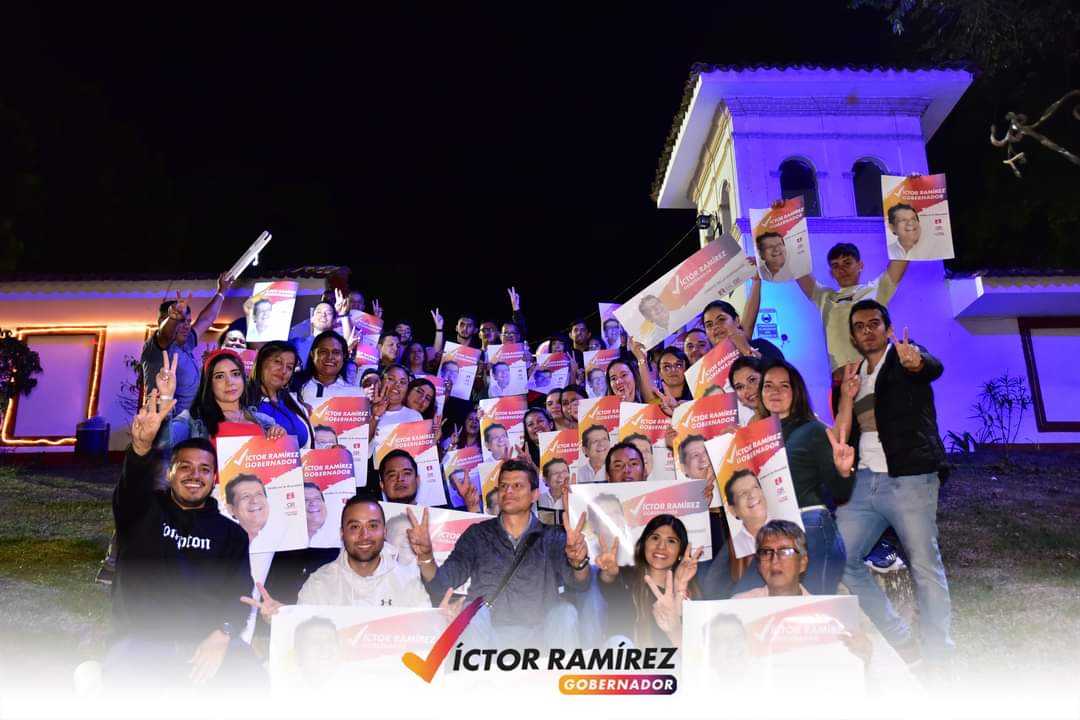 VictorLRamirez's tweet photo. ¡Campaña sobre ruedas 🚗✌🏼!
Gracias a quienes atendieron nuestra convocatoria y ahora llevan en sus vehículos nuestros colores por todos los rincones de la ciudad. Les comparto estas lindas postales de la pegatón en el pueblito patojo.
Soy #VictorRamirez #VictorGobernador #Cauca https://t.co/6wQss34auP