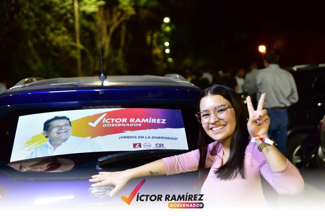 VictorLRamirez's tweet photo. ¡Campaña sobre ruedas 🚗✌🏼!
Gracias a quienes atendieron nuestra convocatoria y ahora llevan en sus vehículos nuestros colores por todos los rincones de la ciudad. Les comparto estas lindas postales de la pegatón en el pueblito patojo.
Soy #VictorRamirez #VictorGobernador #Cauca https://t.co/6wQss34auP