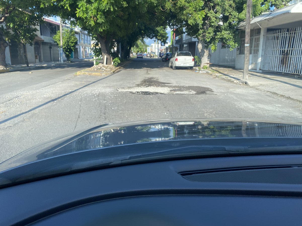 FNFVeracruz's tweet photo. @_BocadelRio @JM_UNANUE creo que estos baches ya merecen atención y cuidados 
Ya casi es imposible pasar por ahí! Juan Pablo II entrando por Diaz Miron
#adoptaunbache https://t.co/YYFa4cLOhv